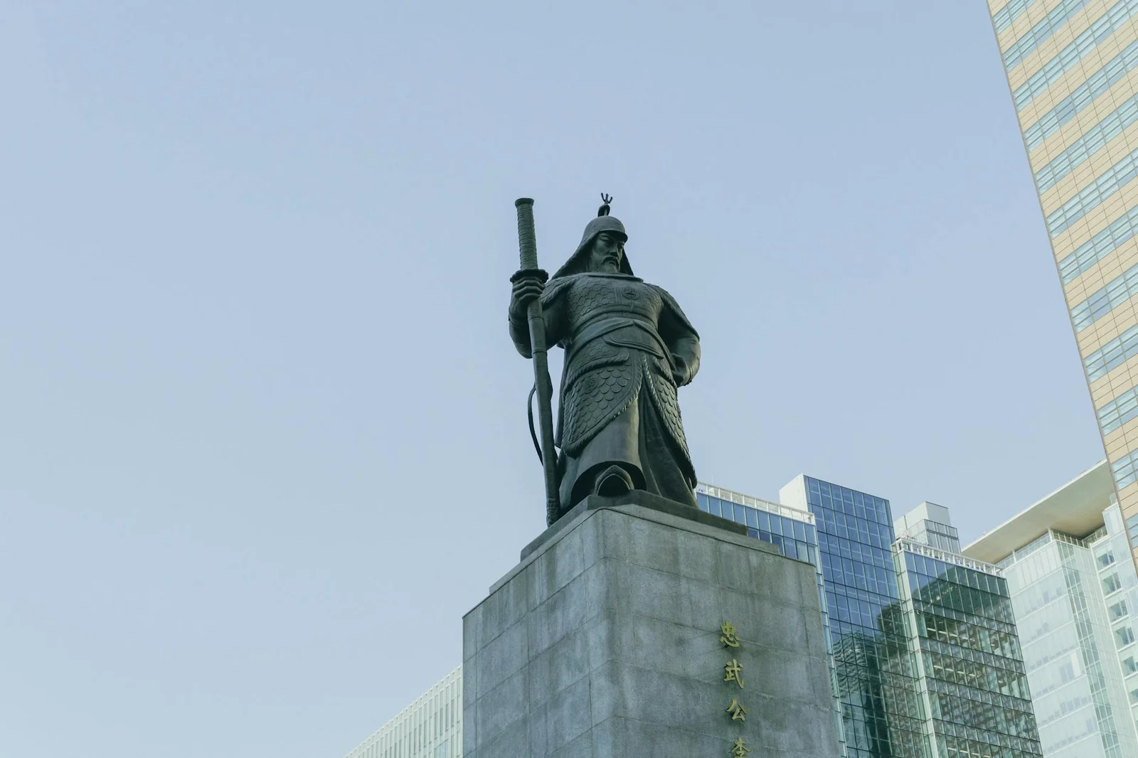 展示事件档案的整理结构示例图，用类似展签的排版呈现标题、说明和归档信息，帮助用户看到产出形态。
